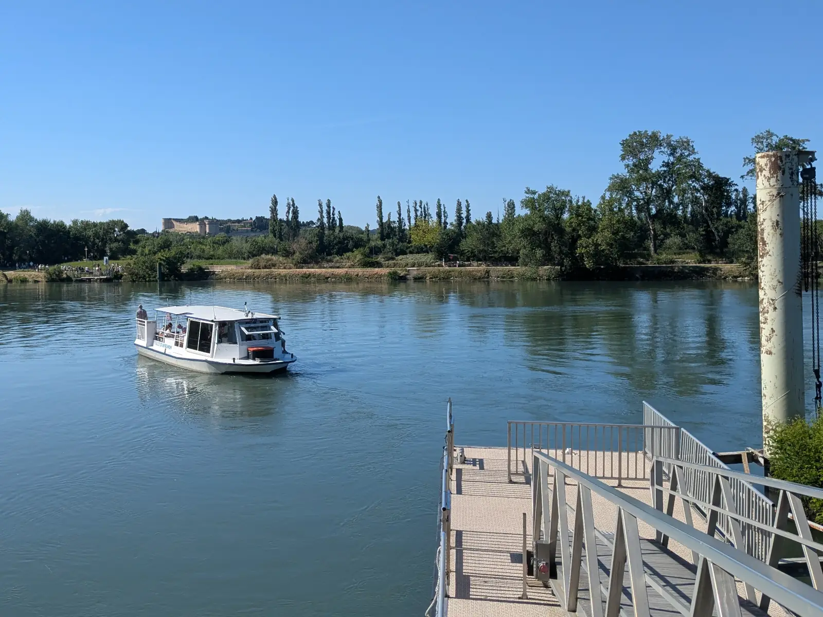 Embarcadère vers l'île de la Barthelasse à Avignon