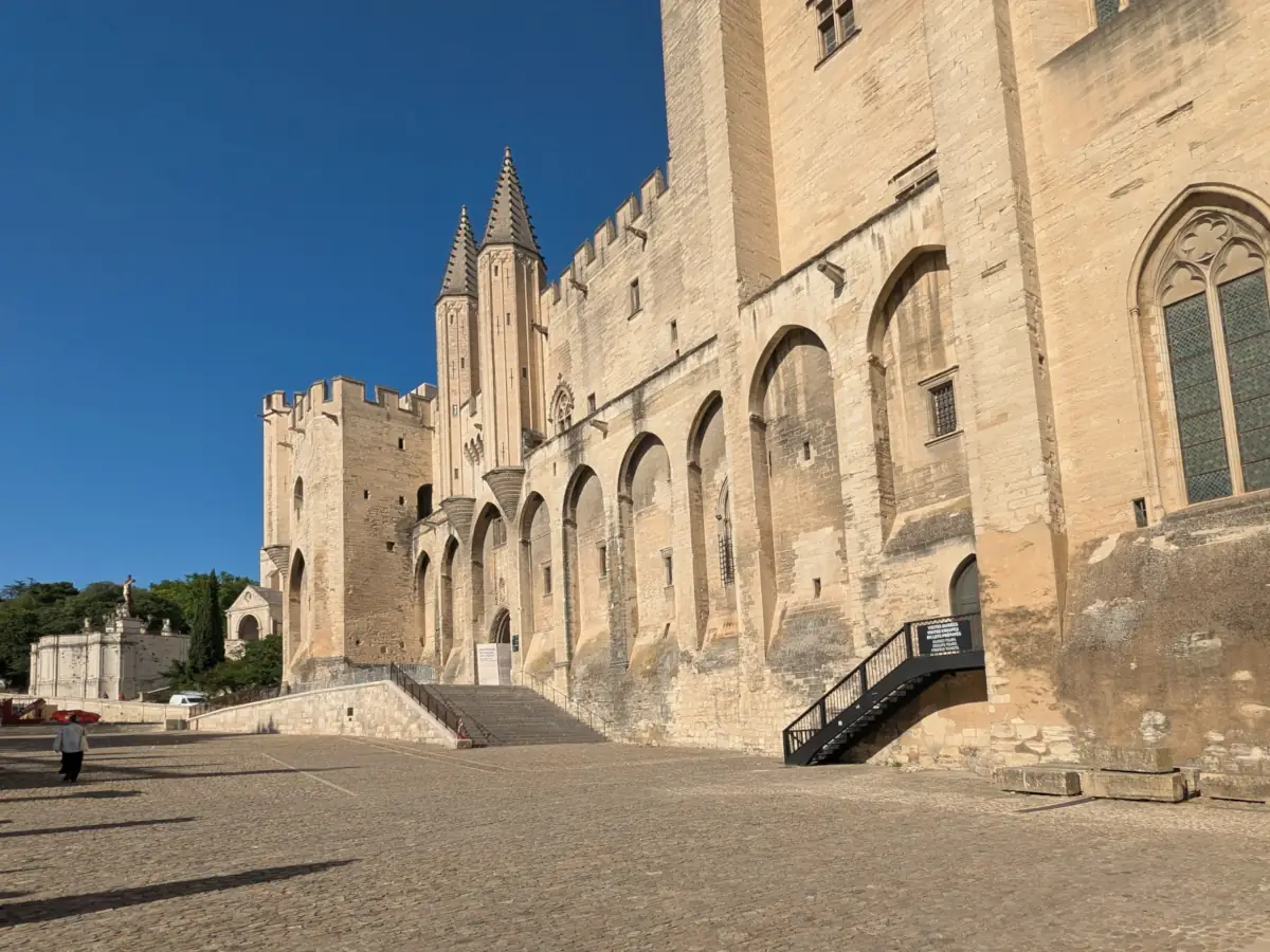 Place du Palais des Papes à quelques pas de La Banasterie