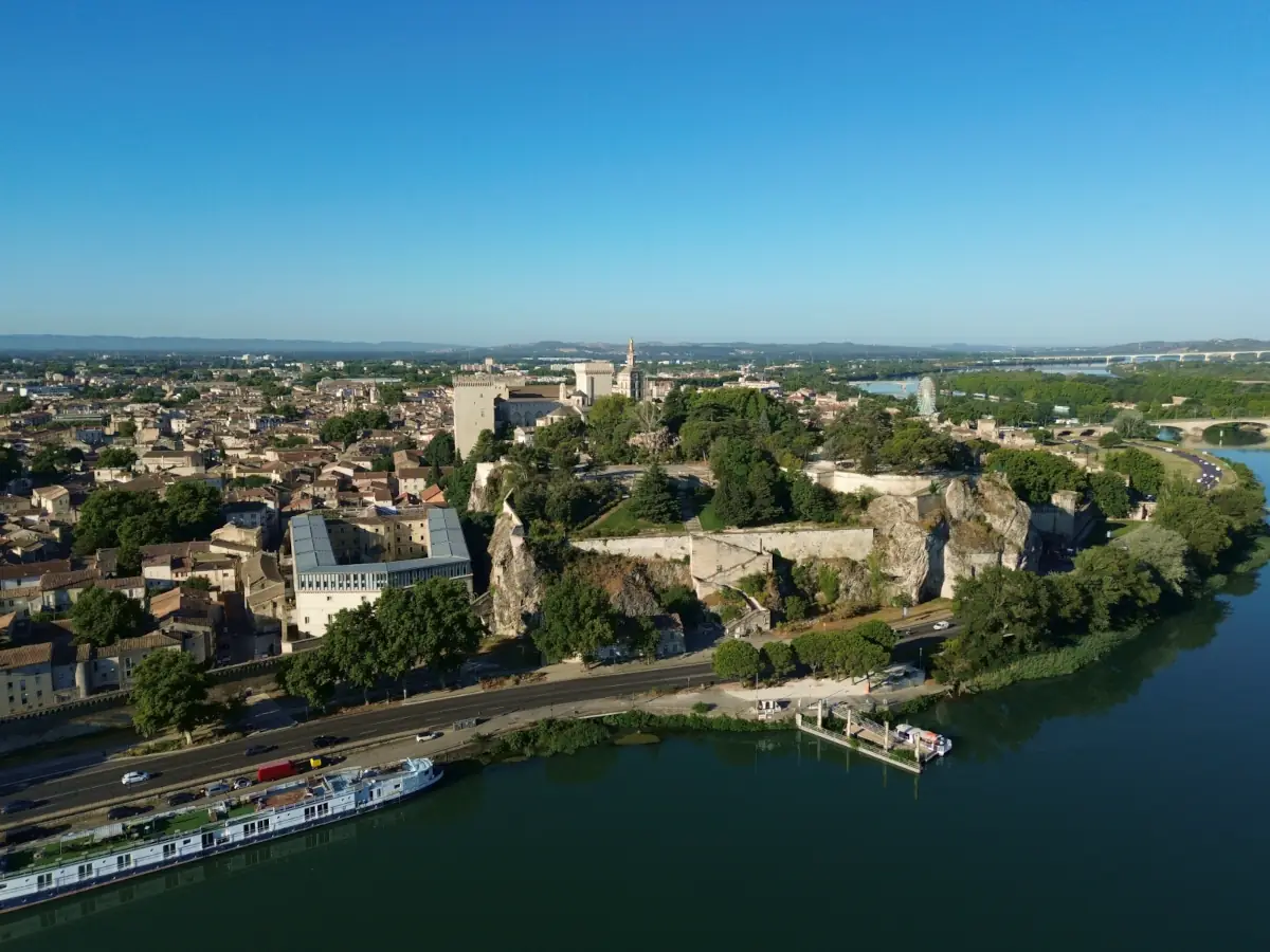 Avignon vue du ciel depuis l'île de la Barthelasse