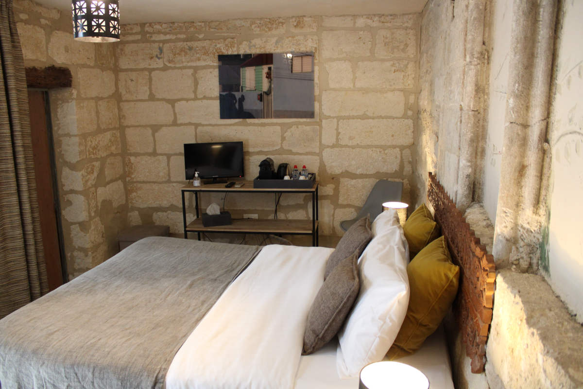 Chambre Guanaja avec murs en pierre à La Banasterie