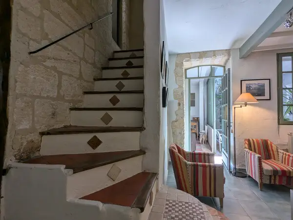 Espace commun chaleureux dans la maison d'hôtes La Banasterie